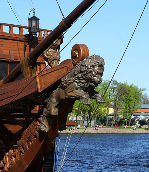 Таран на корабле. Корабль Кронверк в Санкт-Петербурге. Нос корабля. Лев на носу корабля. Кованый шпиль на носу корабля.