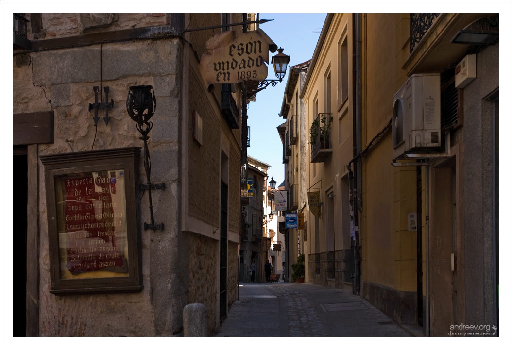 Старинные улочки недалеко от собора Сеговия Испания фото Segovia Spain photo