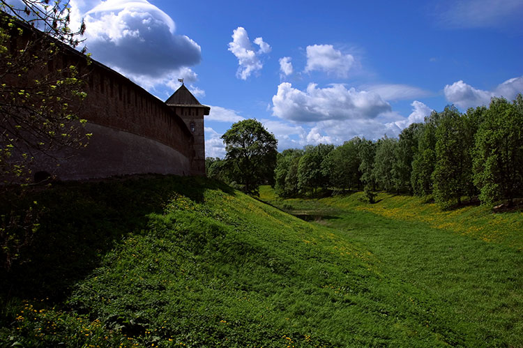 Архив 2005: Стена Новгородского Кремля и Покровская башня.