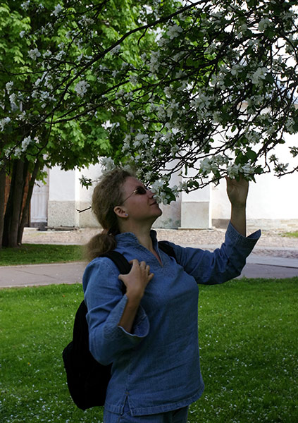 Архив 2005: В яблоневом саду в Кремле. Великий Новгород.
