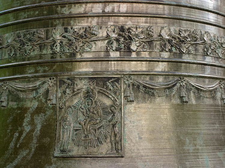 Архив 2005: Орнамент на одном из колоколов перед звонницей Софийского собора. Великий Новгород.