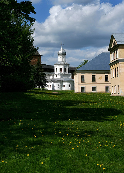 Архив 2005: Церковь Покрова внутри Новгородского Кремля.