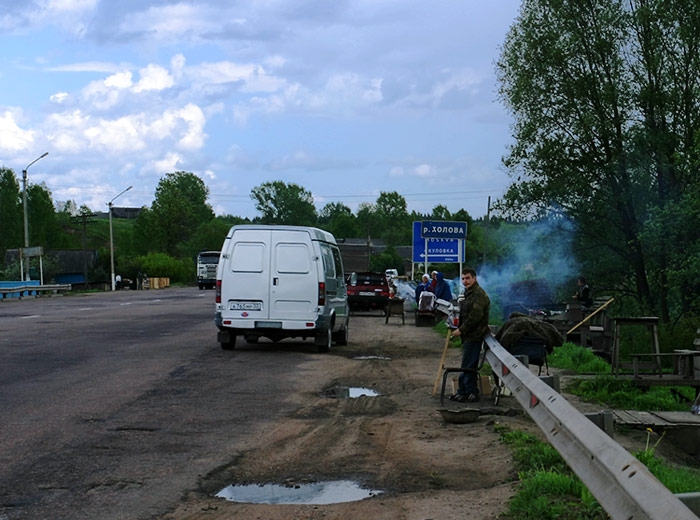 Жители деревни Акуловка с самоварами на обочине. Трасса Е105 Новгород - Тверь.