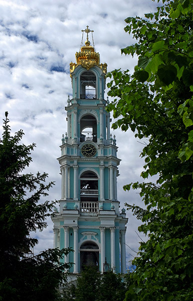 Стройная пятиярусная колокольня Троице-Сергиевой Лавры (высота 88 метров). Сергиев Посад.