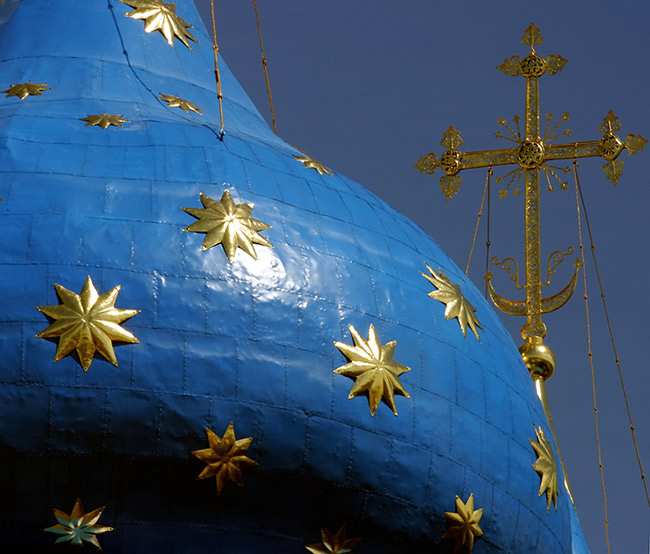 Десятиконечные золотые звезды на куполах Успенского собора. Троице-Сергиева Лавра.