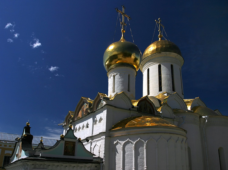 Золотой Троицкий собор, где находятся святые мощи преподобного Сергия Радонежского. Троице-Сергиева Лавра.