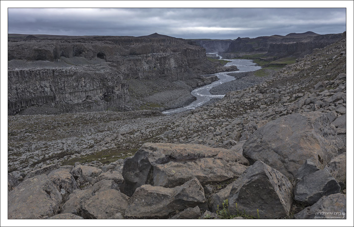 Исландия: мощь Европы - Деттифосс. Фоторепортаж водопада, конечно, Деттифоссу, Исландии, Деттифосса, Деттифосс, метров, водопад, сначала, берег, каньона, дороги, север, стороны, назад, стороне, потом, всего, каньон, цветовой