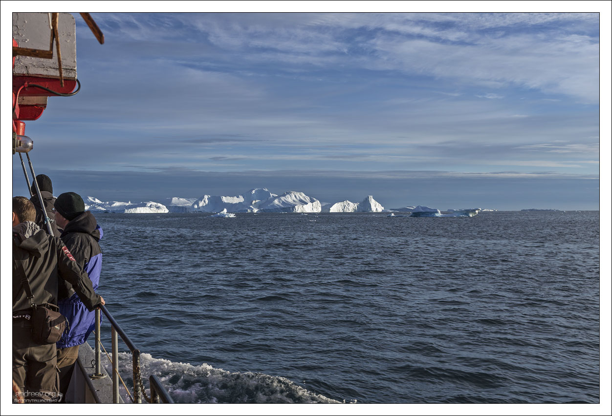 Гренландия: среди полуночных айсбергов Гренландии, айсберги, который, районе, только, мехом, Гренландия, Айсберги, Исландия, айсбергов, рубашка, каждый, Илулиссат, всего, айсбергами, Исландии, внутрь, можно, солнце, составляет