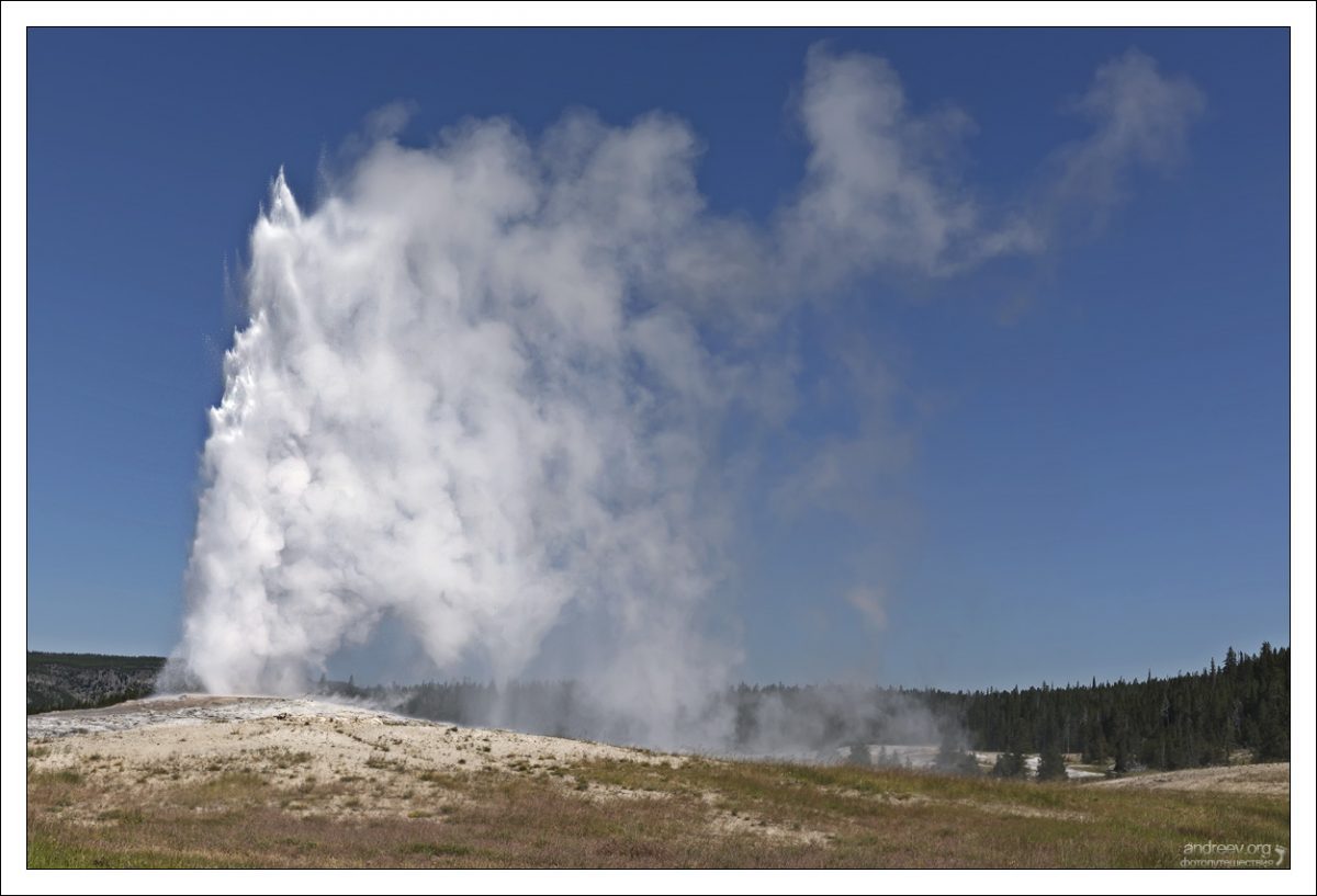 Во время одного извержения гейзера Олд-Фейтфул выбрасывается от 14 до 32 тыс. литров кипящей воды на высоту от 32 до 56 м продолжительностью от 1,5 до 5 минут.