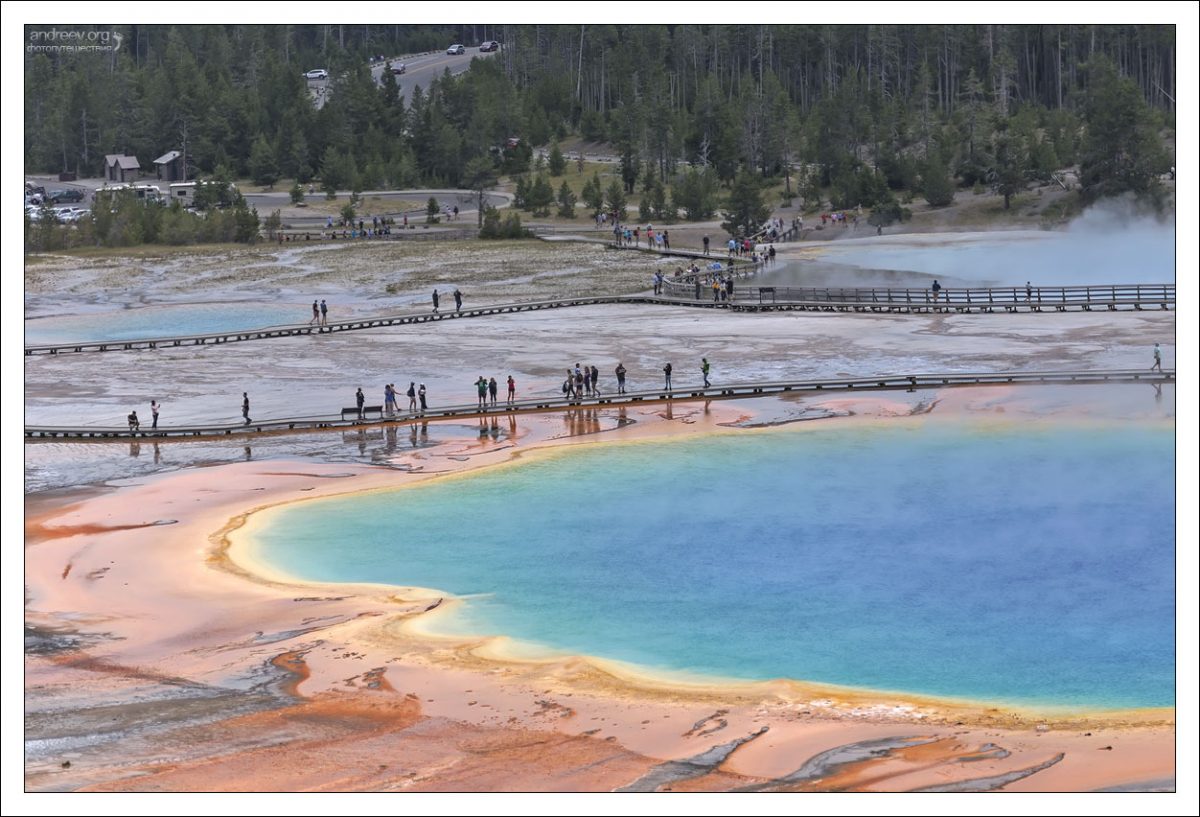 Яркие цвета источника — это результат жизнедеятельности пигментированных бактерий, существующих по краям источника с богатой минералами водой.