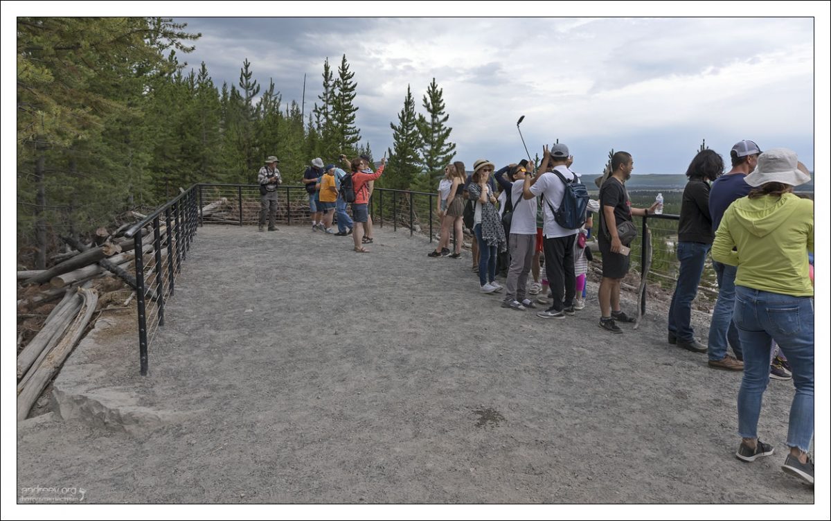 Обзорную площадку над Гранд-Призматик построили в 2017 году на месте "социальной тропы" - неофициальной тропы, проложенной туристами.