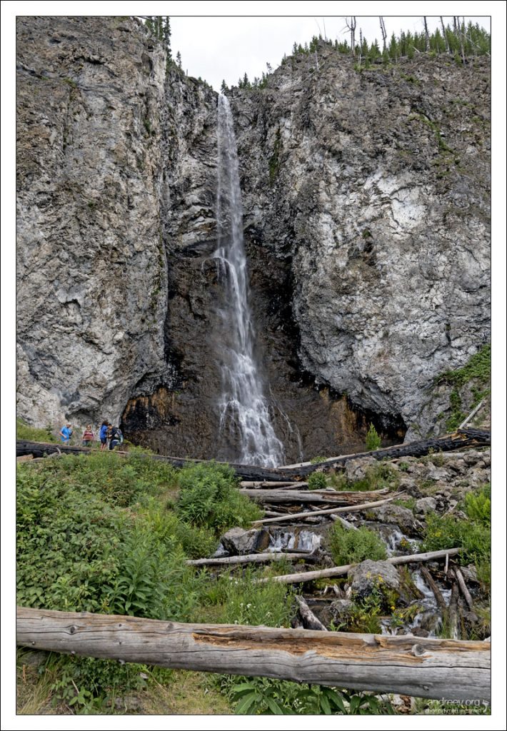 Водопад Fairy Falls, высотой 60 метров.