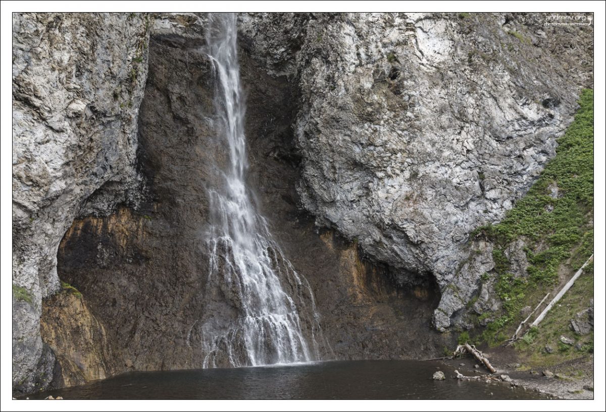 Водопад Fairy Falls образован одноименным ручьем (Fairy Creek), который переливается через край плато Madison Plateau.