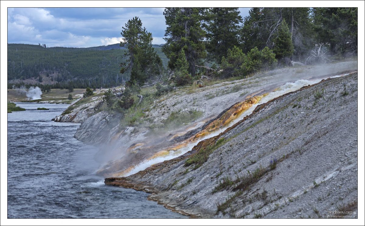 Следствием протекания реки Firehole по геотермальной области является повышение температуры воды в ней. Температура достигает 30 °C и это на 5—10 градусов выше, чем в истоке реки.