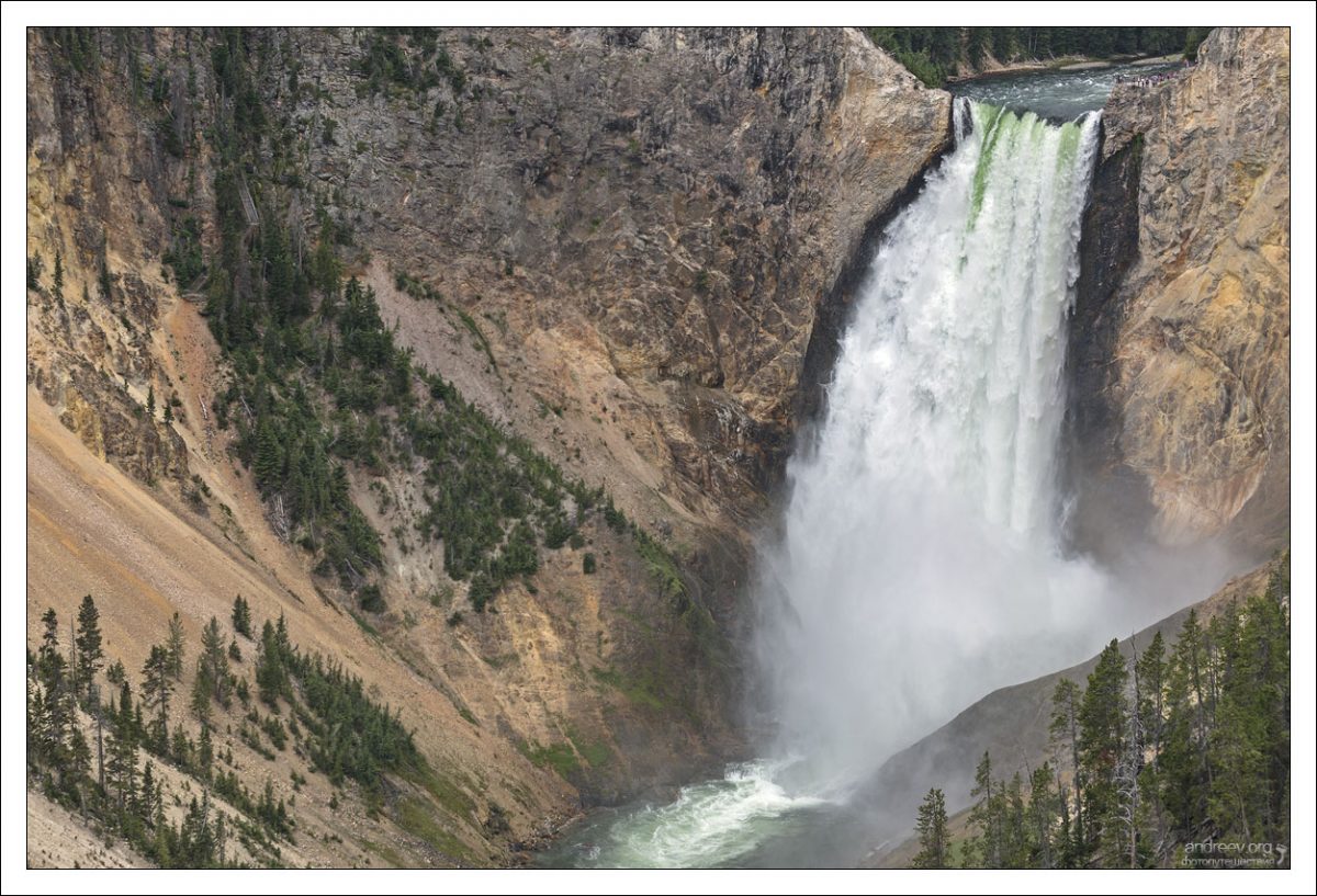 Нижний Йеллоустонский водопад, высотой 94 метра, является самым высоким в парке Yellowstone.