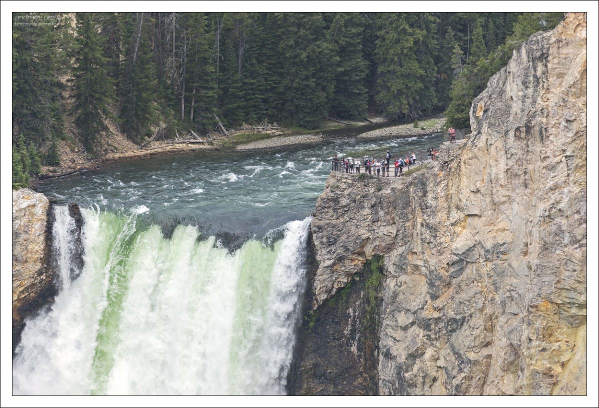 Люди на конечной точке тропы Brink of the Lower Falls (Край Нижнего водопада).