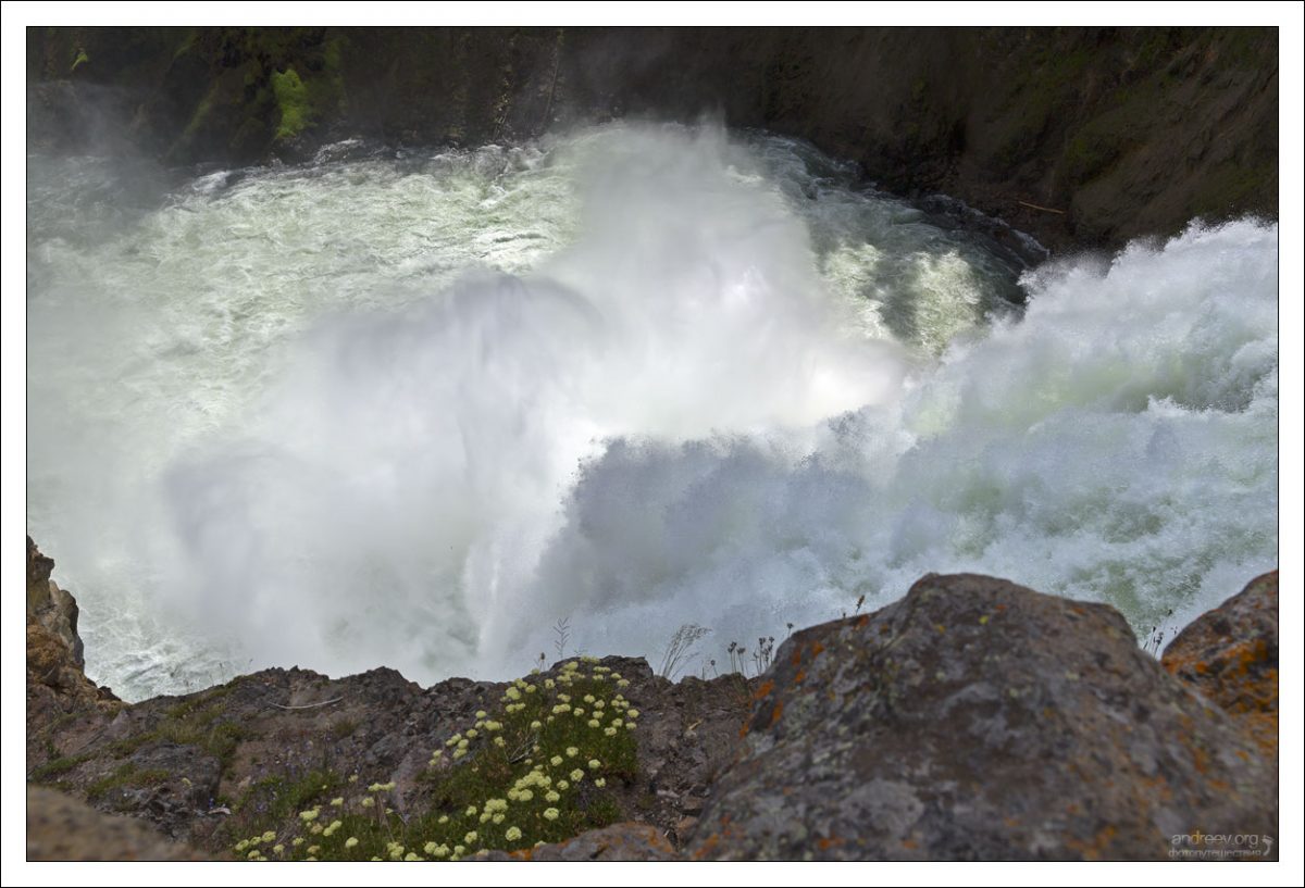 Расход воды Нижнего Йеллоустоуновского водопада составляет около 19 м³/сек в сухой сезон (осенью), а в дождливый сезон (в конце весны) — до 240 м³/сек.