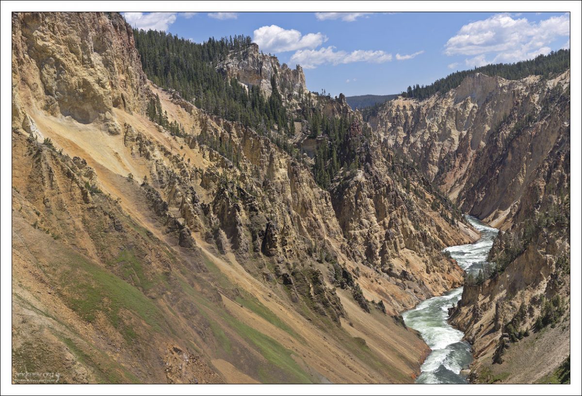 Современное название реки Yellowstone, «жёлтокаменная» (yellow — жёлтый, stone — камень), образовано калькированием более раннего французского названия реки Рошжон, (фр. roche — «скала», фр. jaune — «жёлтый»). А оно, в свою очередь, калька индейского «nissi-a-dazi» — «река жёлтых камней».