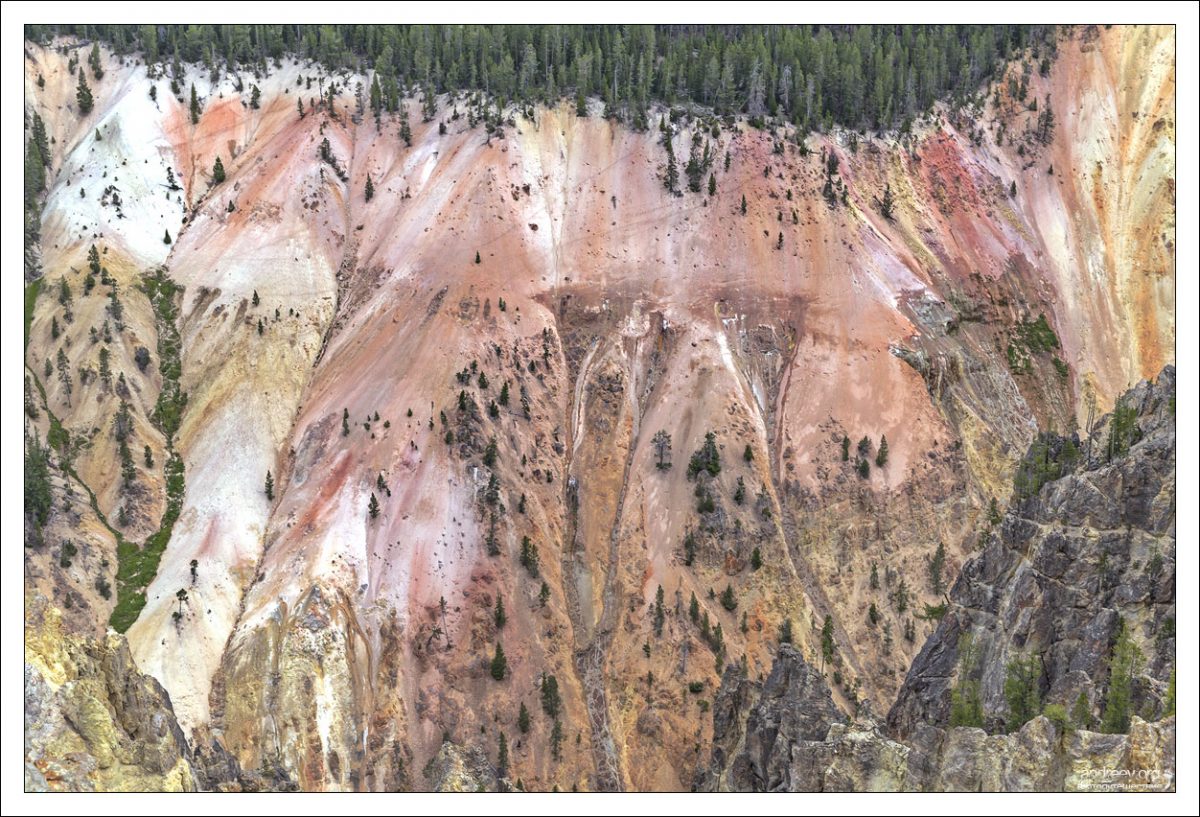 Artist point (Точка художника) - обзорная площадка, с которой особенно хорошо видны стены каньона. И желтое, и розовое - это окислы и гидроокислы железа, а не сера, как думают многие.
