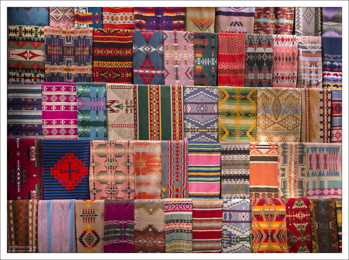 Национальные индейские одеяла в музее стекла Чихули в Сиэтле.