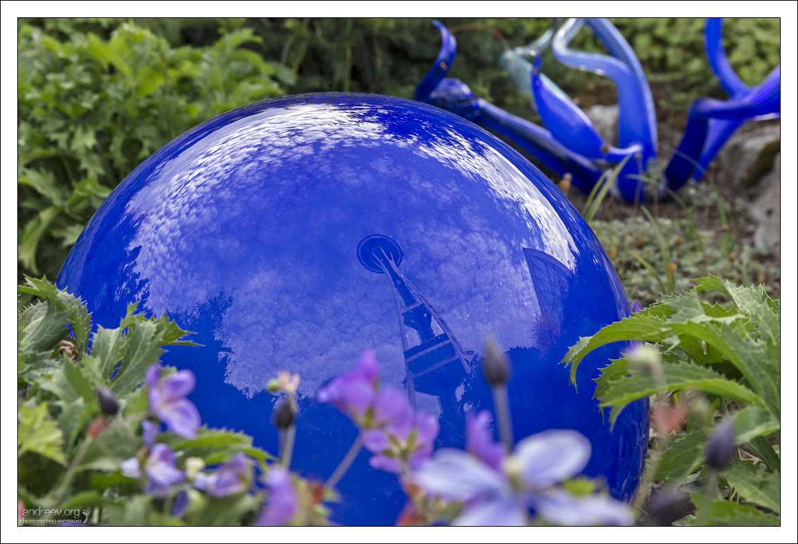 Космическая Игла отражается в одном из стеклянных шаров Чихули.