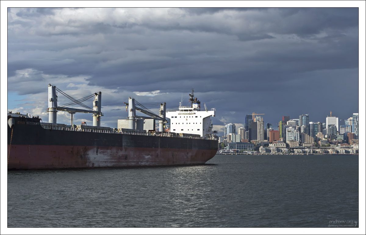 Зерновоз стоит на якоре в заливе Эллиотт, Сиэтл, Вашингтон.