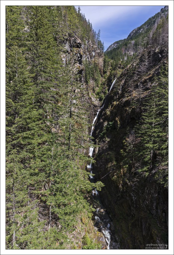 Лесной водопад недалеко от кемпинга Newhalem Campground в национальном парке Северные Каскады.