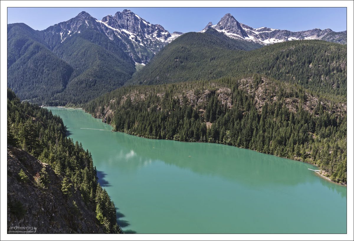 Бирюзовый цвет воды озера Диабло обеспечивают талые воды с ближних ледников.