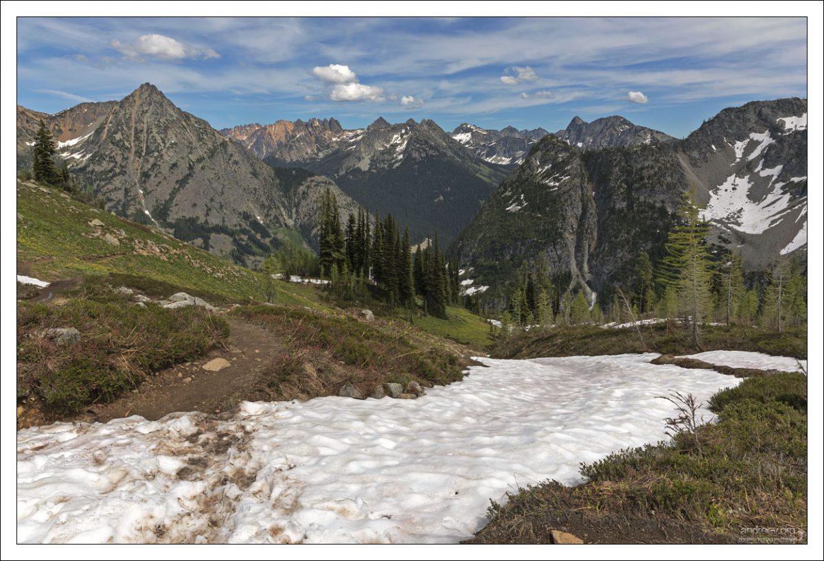 Снежный язык пересекает тропу Heather-Maple Pass loop trail.
