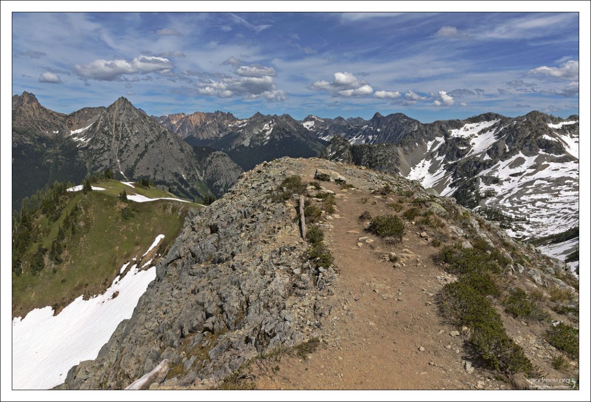 Пять горных вершин из North Cascades достигают высоты свыше 2700 метров.