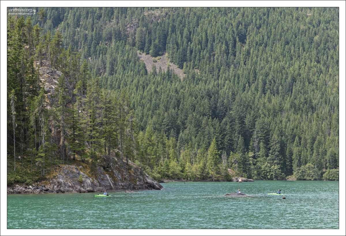 Каякинг по озеру Diablo - одно из самых популярных развлечений в парке North Cascades.