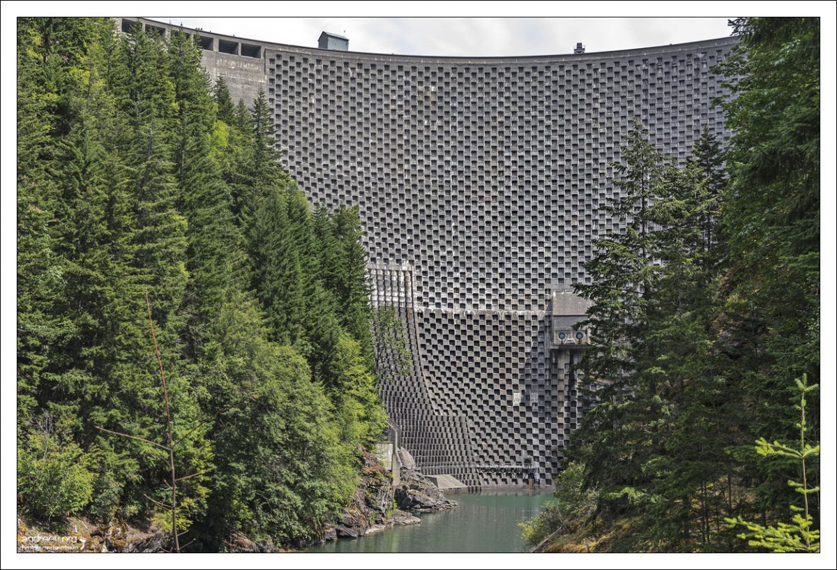 Плотина Росс (Ross dam) представляет собой бетонную тонкую арочную плотину высотой 160 метров и длиной 400 м через реку Скагит, образующую озеро Росс.