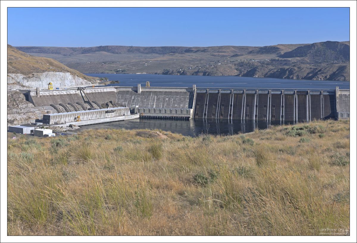 Гранд-Кули — гидроэлектростанция, расположенная в США на реке Колумбия. Самая крупная в стране и 10-я по мощности в мире. Высота 168 метров, длина - полтора километра.