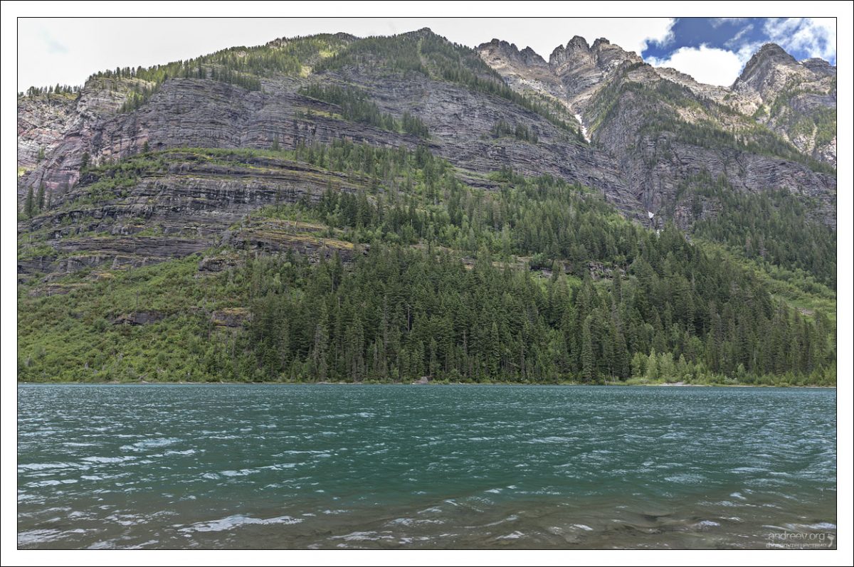 Озеро Avalanche находится у подножия горы Медвежья шляпа (Bearhat Mountain), которая возвышается почти на 1500 метров над озером к северо-востоку.