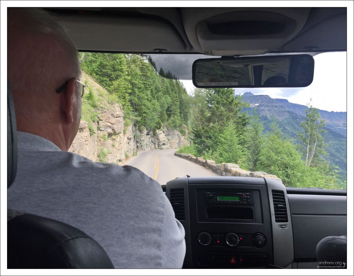 Проезд по некоторым дорогам в национальном парке Glacier возможен только с водителем.