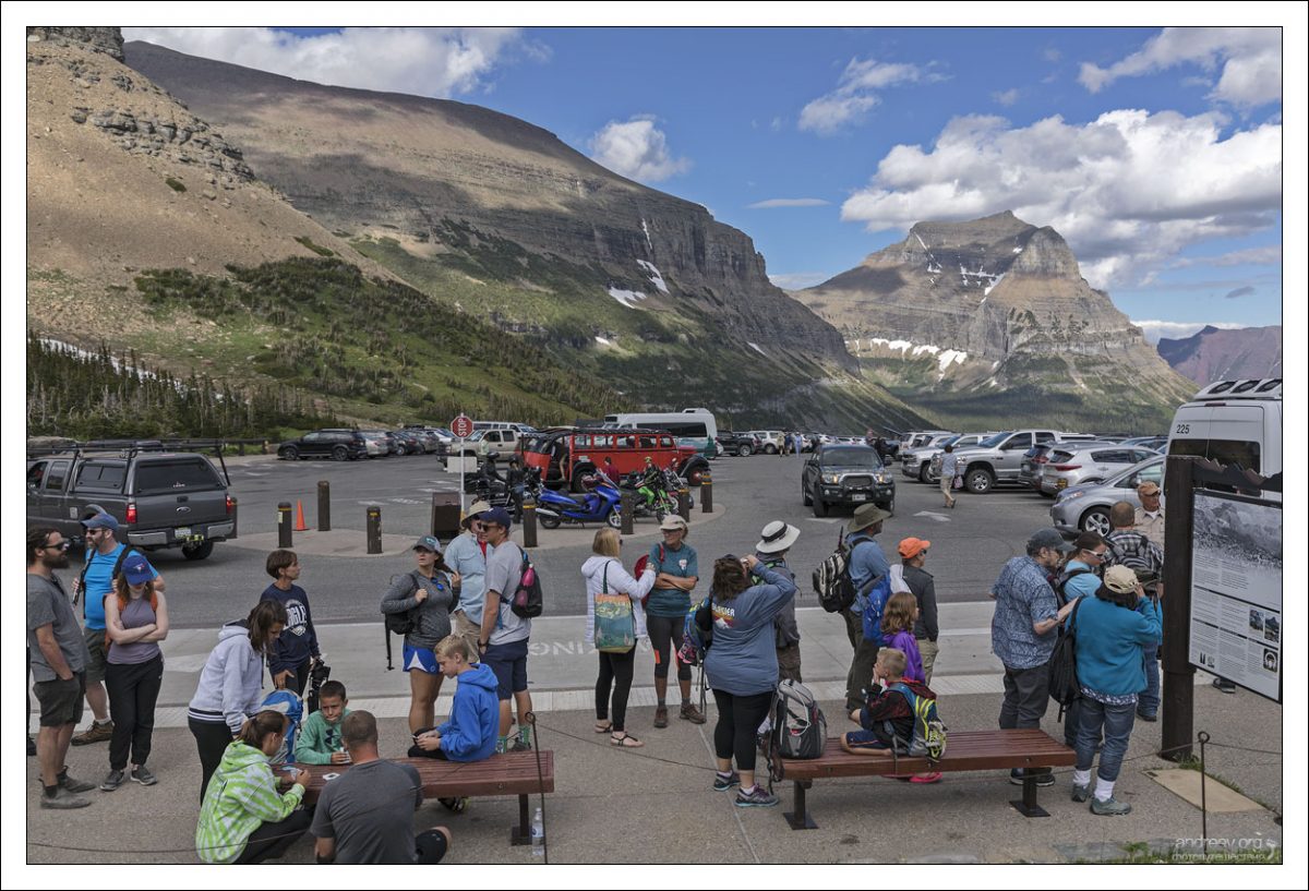 1-часовая очередь на посадку на автобус в парке Glacier.