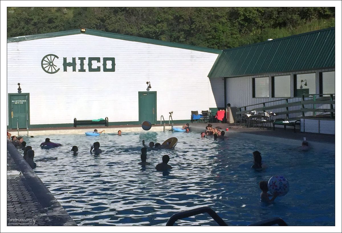 В бассейне Chico Hot Springs возле города Pray, Montana.
