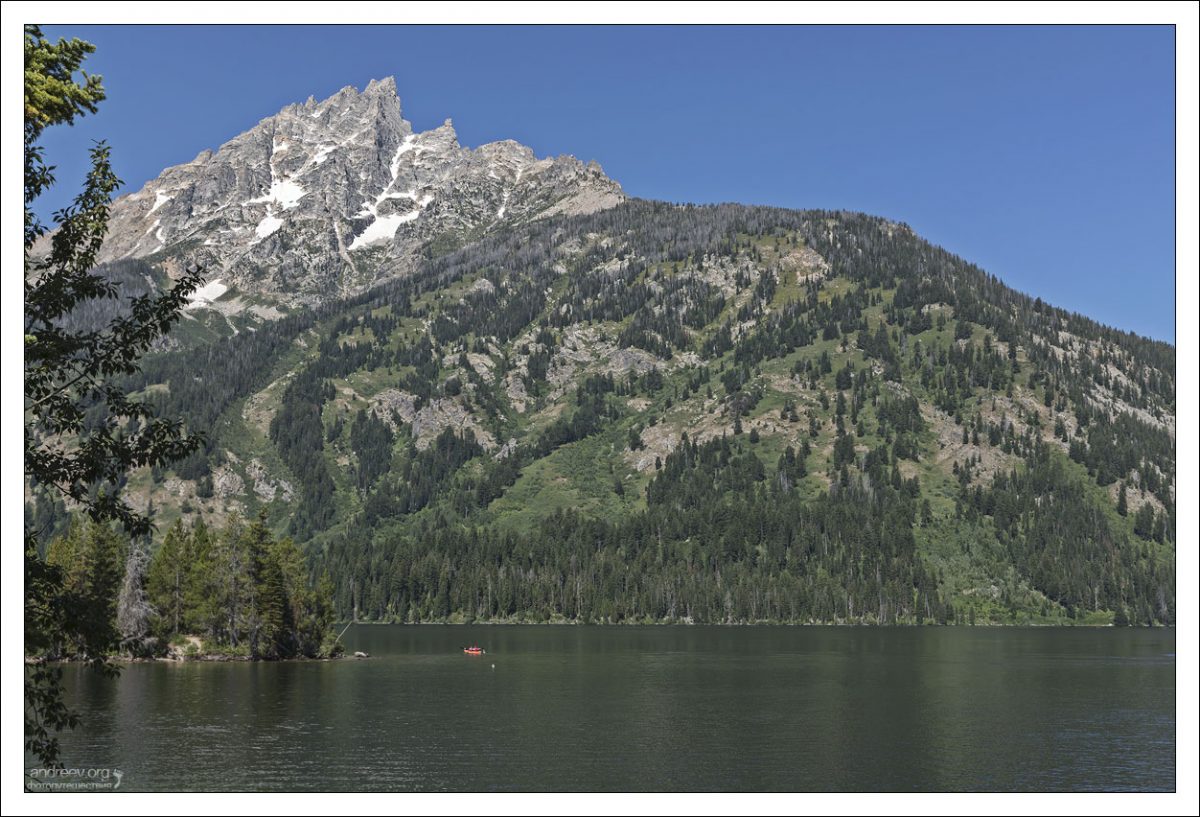 Ледниковое озеро Jenny lake образовалось примерно 12 000 лет назад.
