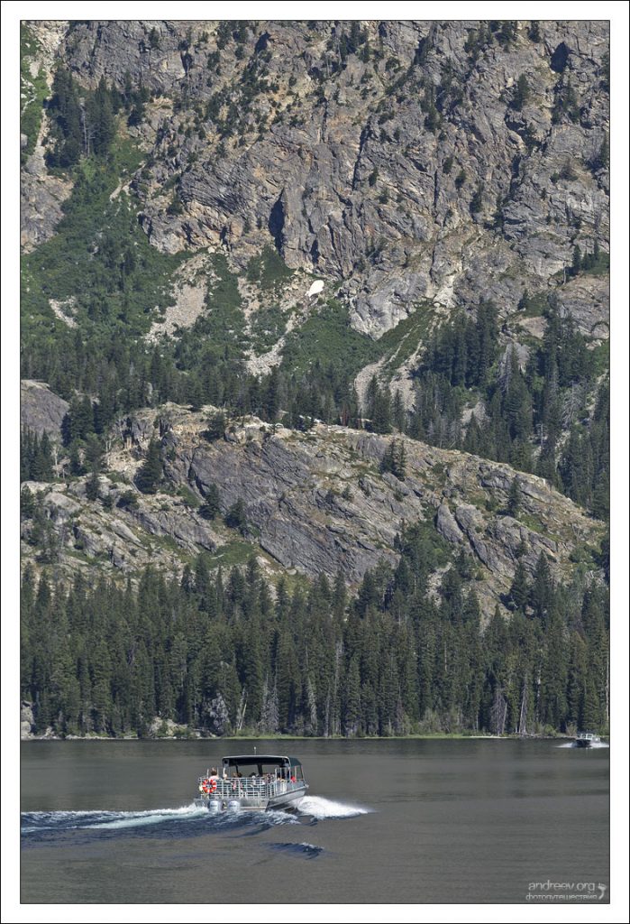 Озёра Джексон и Дженни являются единственными в национальном парке Гранд-Титон, на которых разрешено использование моторных лодок.