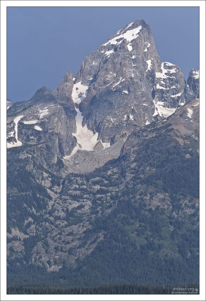 Горный пик Гранд-Титон, высота которого составляет 4199 м над уровнем моря. Доступен для скалолазания.