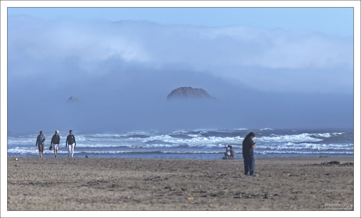Интересный туман над океаном на пляже Cannon beach.