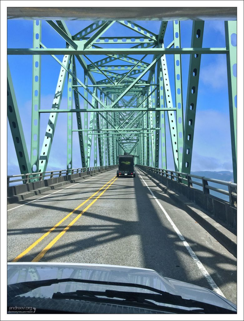 Мост Мост Астория-Меглер (англ. Astoria–Megler Bridge) через реку Колумбия, по которому проходит граница между штатами Орегон и Вашингтон.