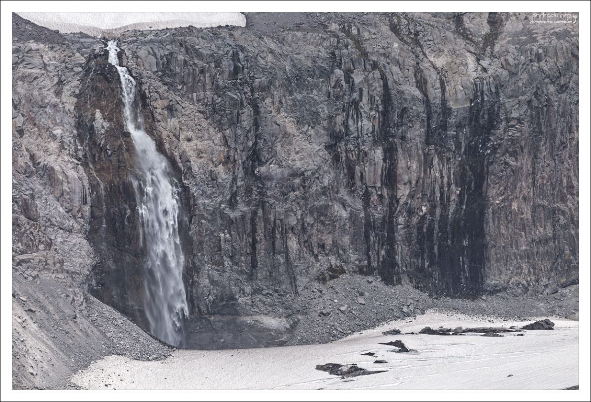 Водопад на подледниковой реке Нисквалли.