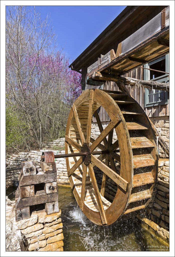 Всё еще работающая мельница 18-го века (Homestead Gristmill) в аграрном христианском сообществе Homestead Heritage, недалеко от городка Waco.