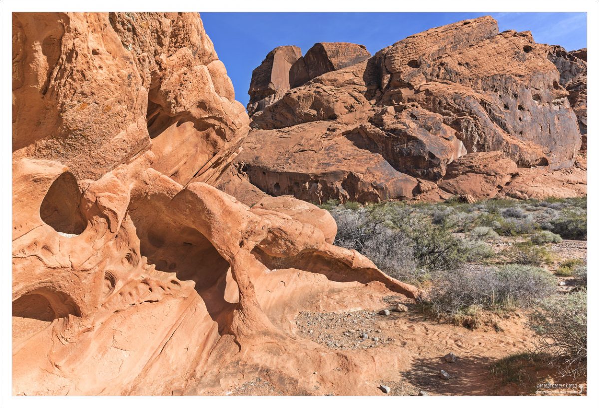Почти все скалы и холмы в парке Valley of Fire в Неваде состоят из красного песчаника.