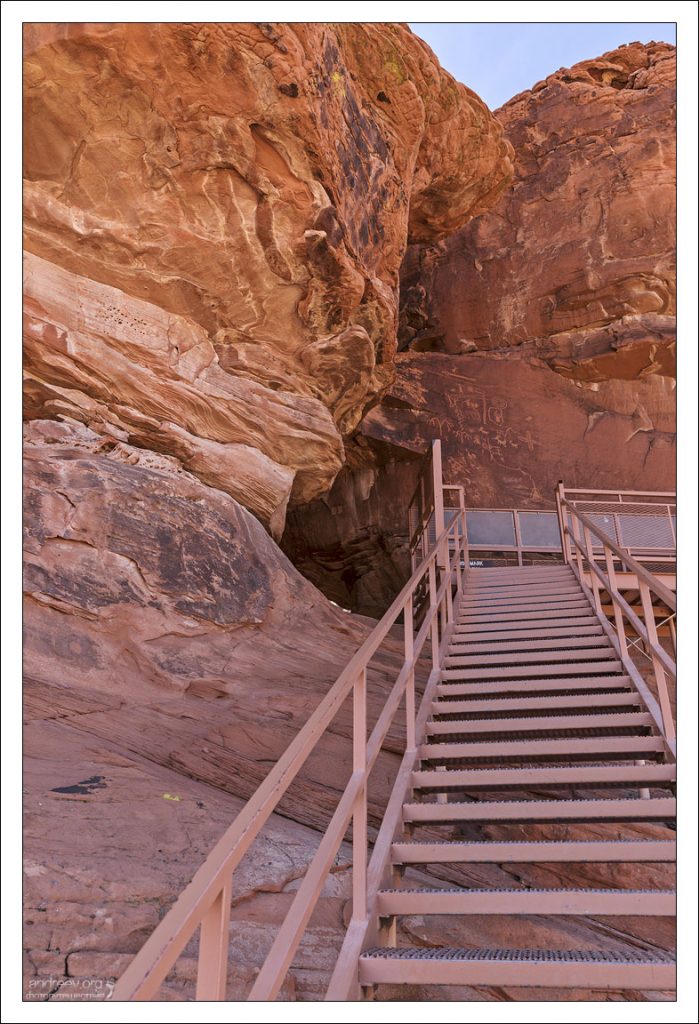 Лестница к петроглифам на скале Atlatl Rock.