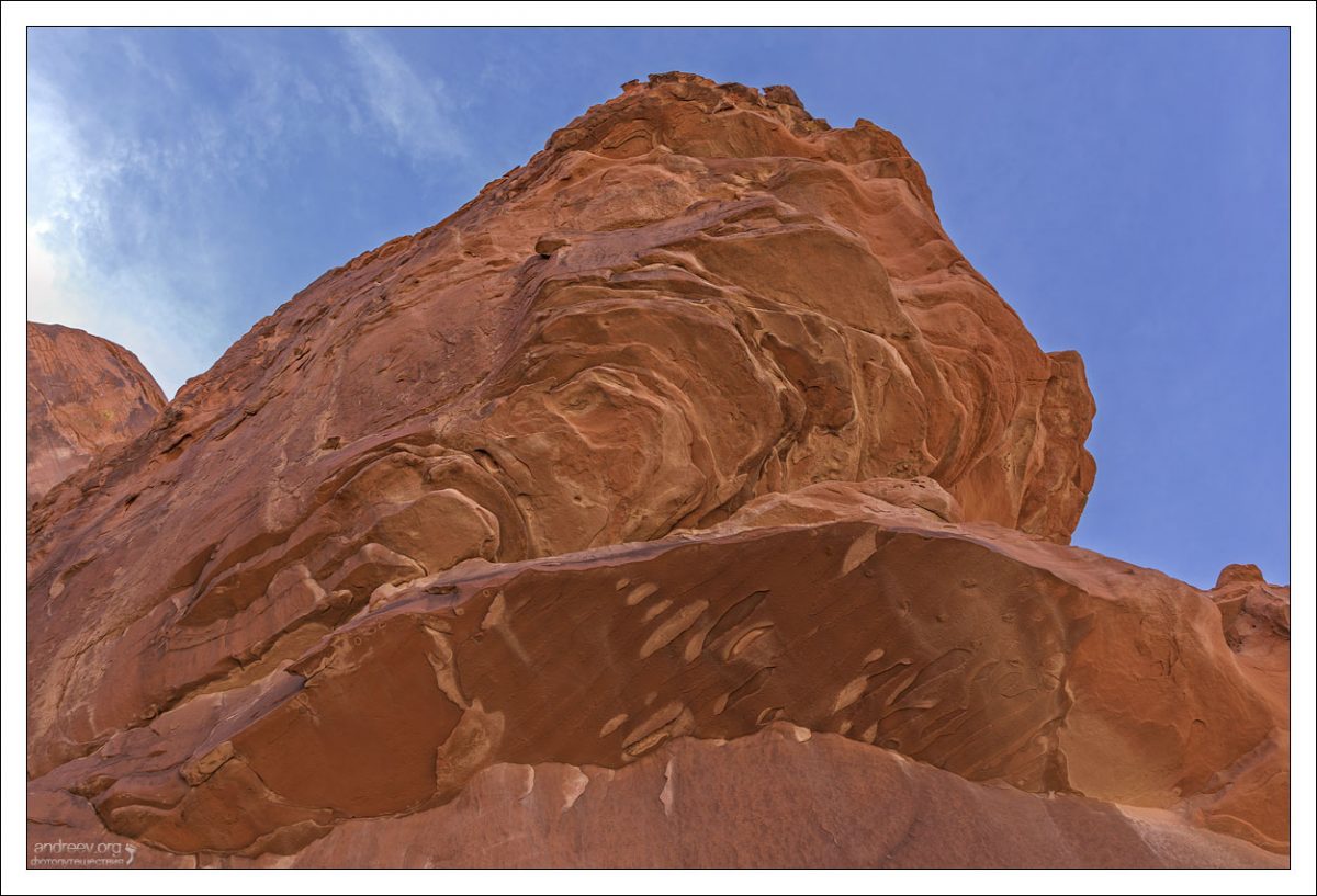 Скала Atlatl Rock из красного песчаника.