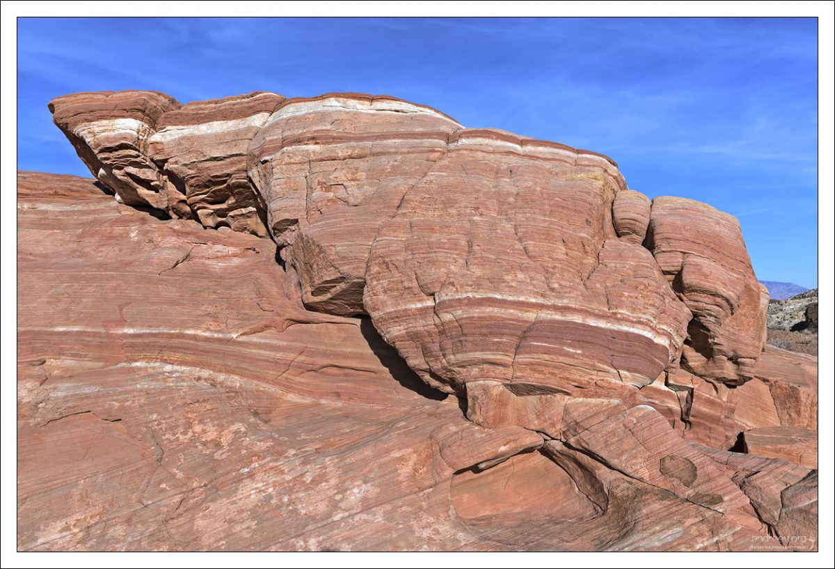 Многие закрученные узоры в скале, называемые перекрестными слоями, на самом деле являются «окаменелыми» дюнами.