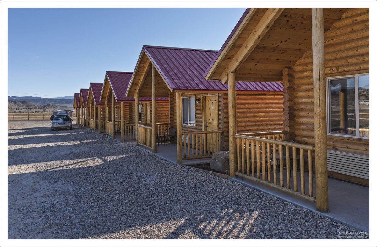 Избушки <a href="https://www.booking.com/hotel/us/bryce-canyon-log-cabins.en-us.html?aid=353911&sid=449496880a28886cb31a20123707b1ee&dest_id=853524;dest_type=hotel;dist=0;group_adults=2;group_children=0;hapos=1;hpos=1;no_rooms=1;req_adults=2;req_children=0;room1=A%2CA;sb_price_type=total;sr_order=popularity;srepoch=1677347532;srpvid=7c9c7da5b44501f7;type=total;ucfs=1&#hotelTmpl" target="blank"> Bryce Canyon log cabins</a> возле национального парка Bryce Canyon, Юта.