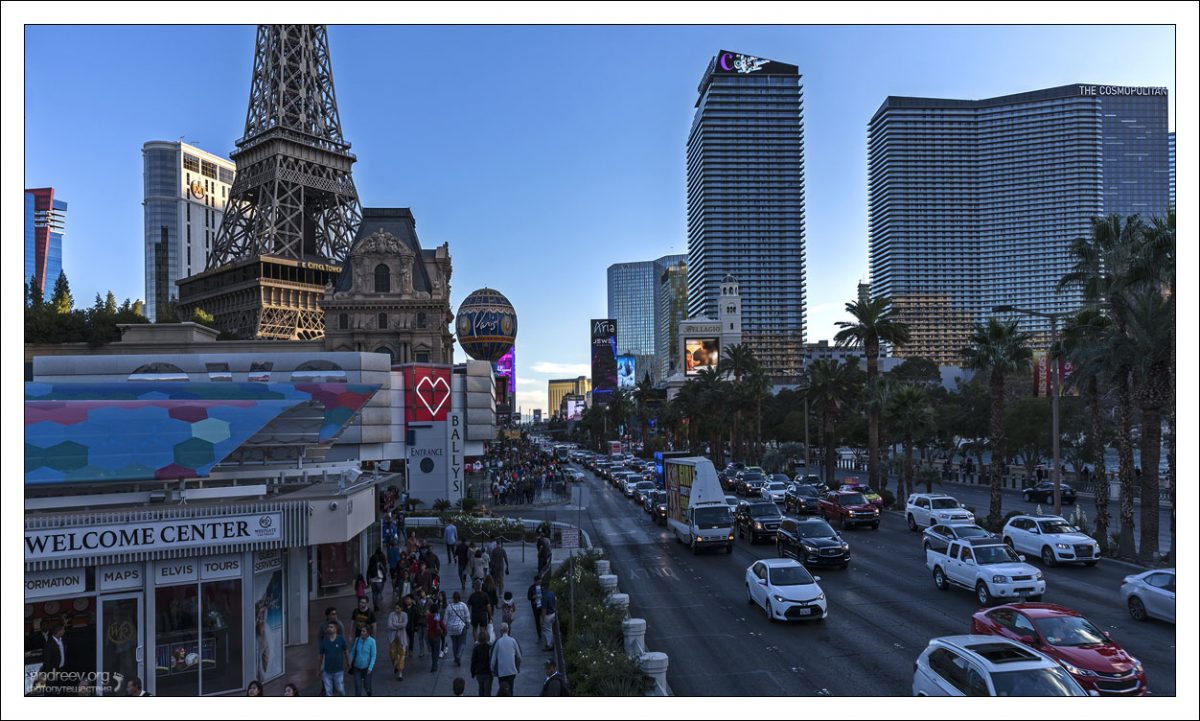 На Стрипе в Лас-Вегасе находится большинство крупнейших гостиниц и казино.